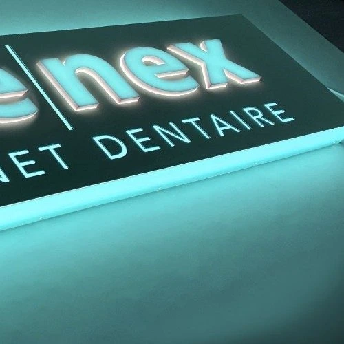 Enseigne d'entreprise à Salon-de-Provence.