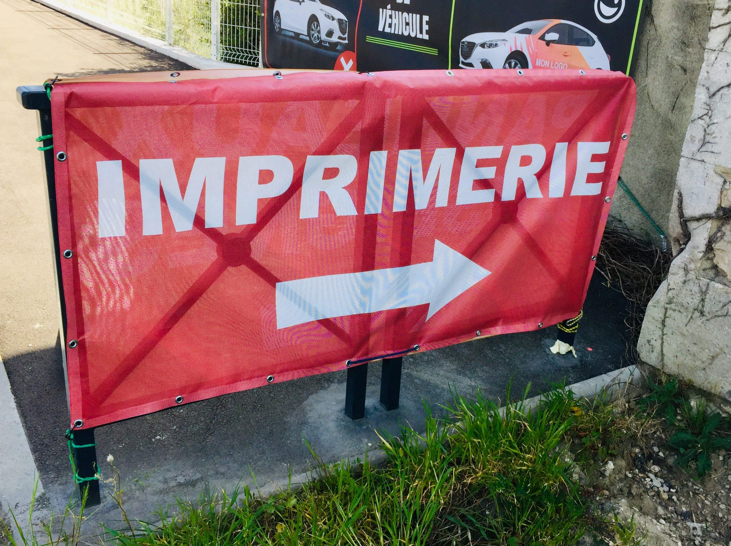 Enseigne lumineuse pour bâtiment à Salon-de-Provence.