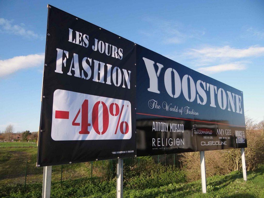 Enseigne LED lumineuse dans une rue commerciale à Salon-de-Provence.