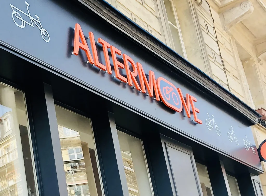 enseigne-magasin-lumineux-lettrage-salon-de-provence enseigne-magasin-lumineux-lettrage-salon-de-provence — Jour de la pose — checklist opérationnelle pour réduire la perturbation