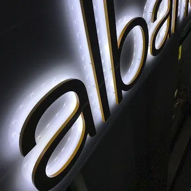 Enseigne lettres découpées avec rétroéclairage