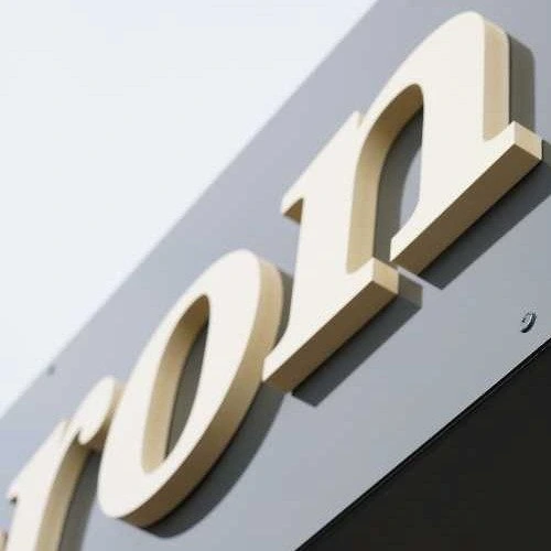 Enseigne lettres découpées avec fond