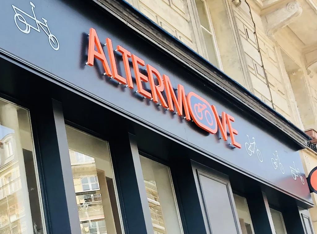 enseigne-magasin-lumineux-lettrage-salon-de-provence enseigne-magasin-lumineux-lettrage-salon-de-provence — Jour de la pose — checklist opérationnelle pour réduire la perturbation