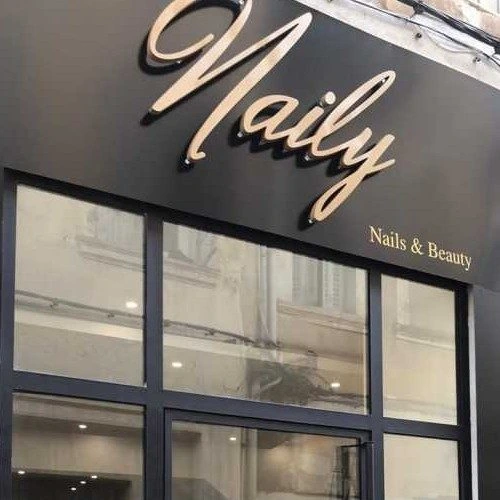 Enseigne lettres découpées avec fond