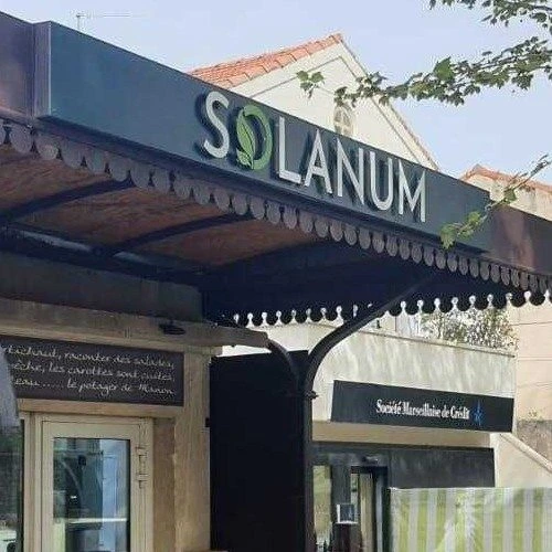 Enseigne lettres découpées avec fond