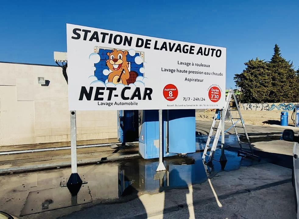 Enseigne avec logo représentant une entreprise locale à Salon-de-Provence.