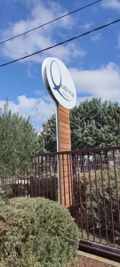Enseigne temporaire à Salon-de-Provence sur un bâtiment commercial.