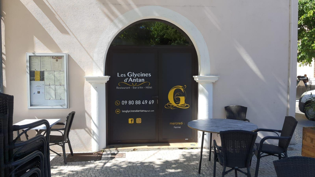 Enseigne artisanale en fer forgé à Salon-de-Provence.