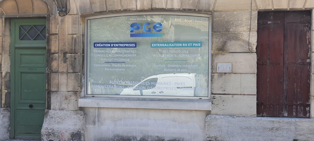 Enseigne extérieure colorée d'un café à Salon-de-Provence.