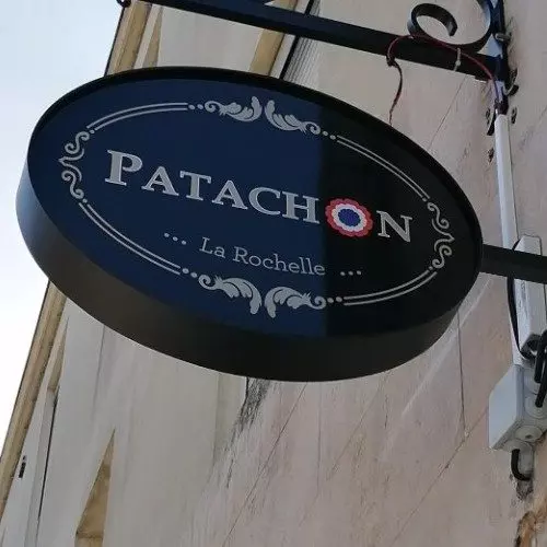 Enseigne drapeau à Salon-de-Provence